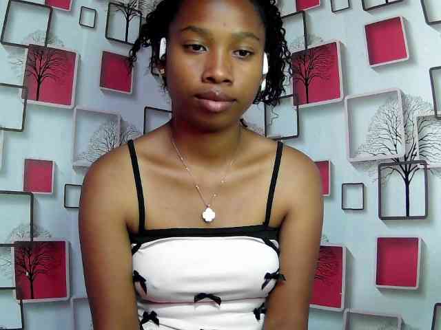 Larah00 webcam