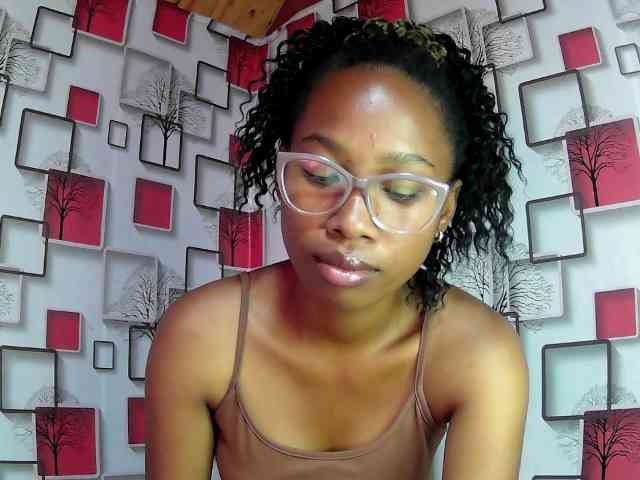 Larah00 webcam