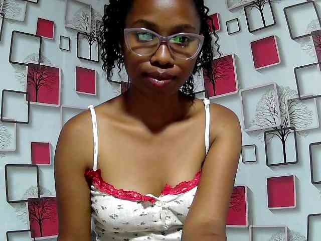 Larah00 webcam