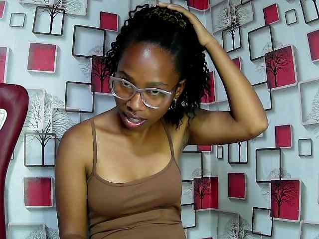 Larah00 webcam