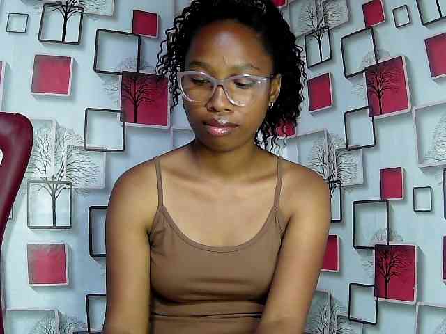 Larah00 webcam