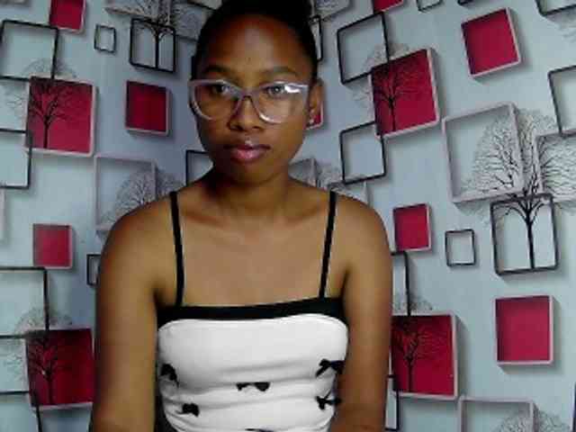 Larah00 webcam