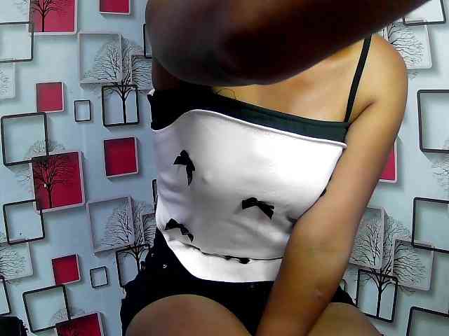 Larah00 webcam