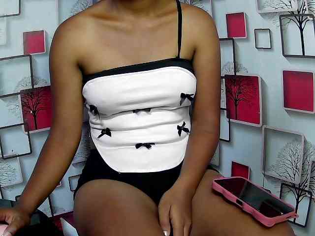 Larah00 webcam