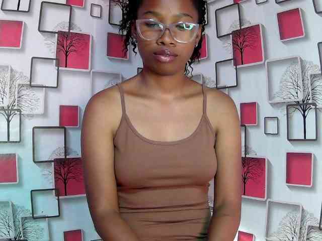 Larah00 webcam
