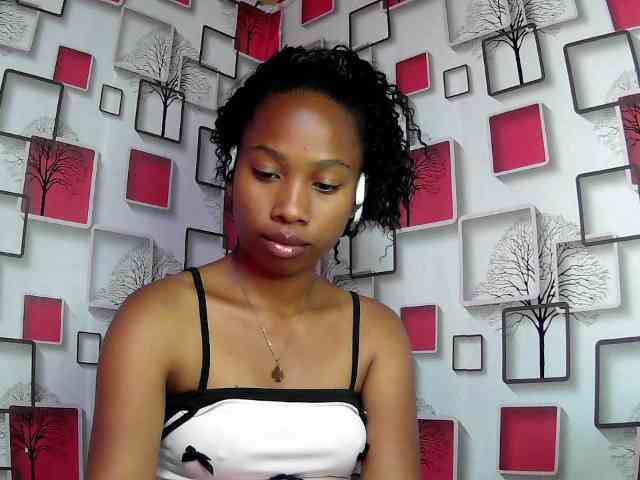 Larah00 webcam