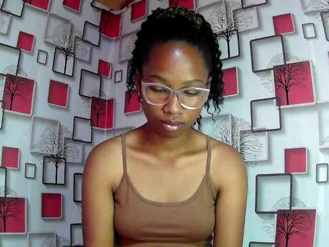 Larah00 webcam