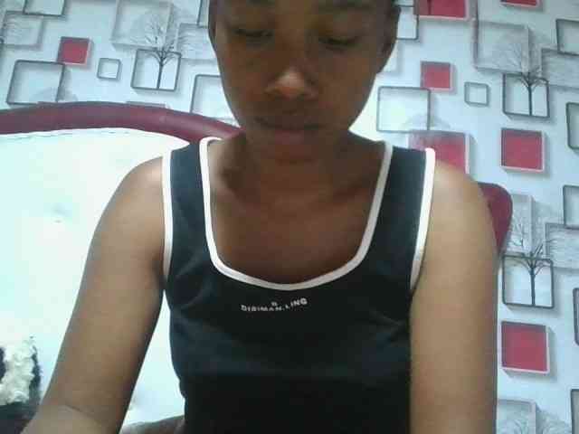 Larah00 webcam