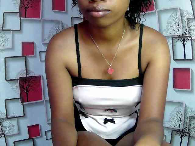Larah00 webcam