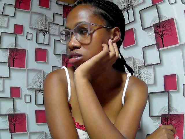 Larah00 webcam