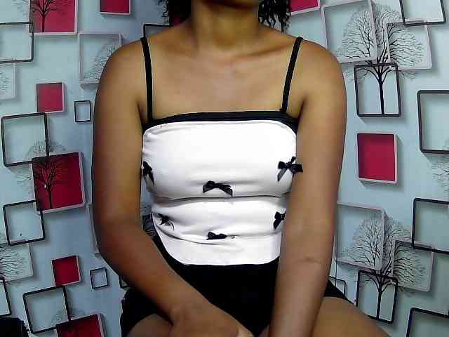 Larah00 webcam