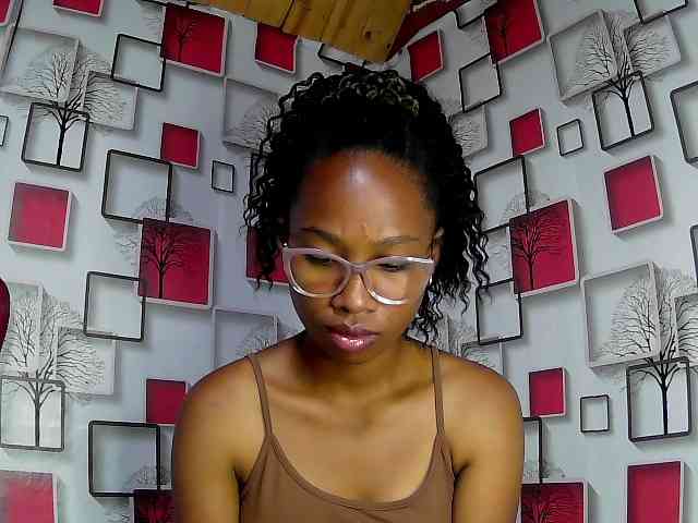 Larah00 webcam