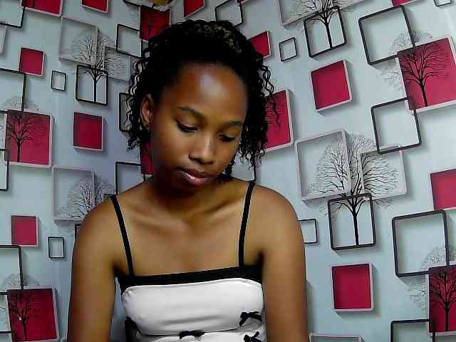 Larah00 webcam