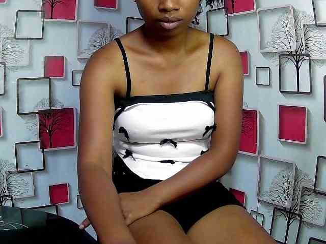Larah00 webcam