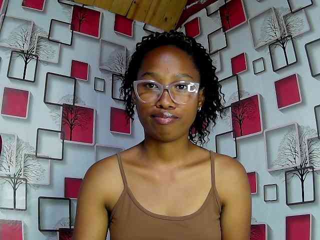 Larah00 webcam