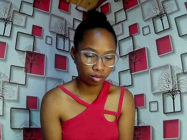Larah00 webcam
