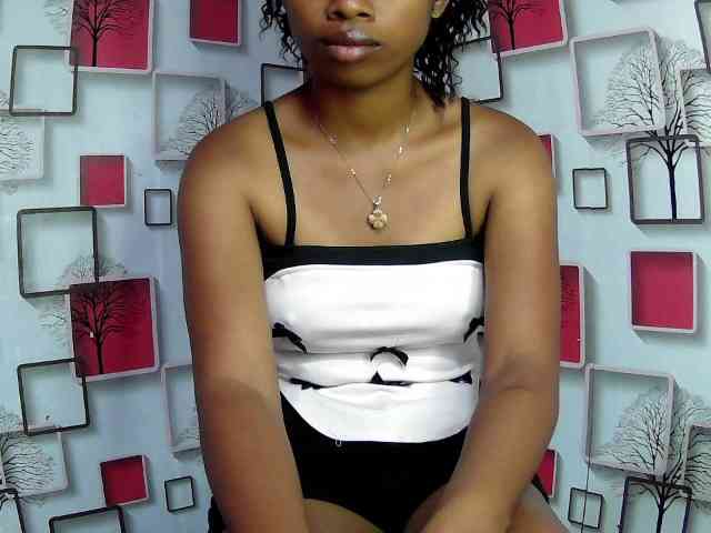 Larah00 webcam