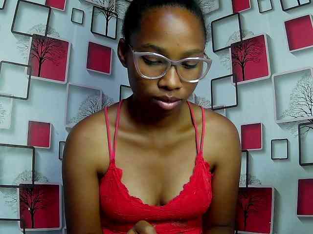 Larah00 webcam