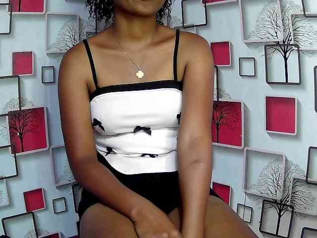 Larah00 webcam