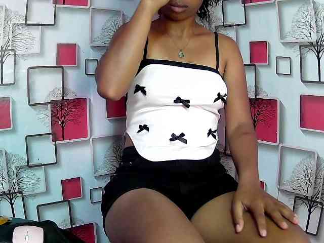 Larah00 webcam