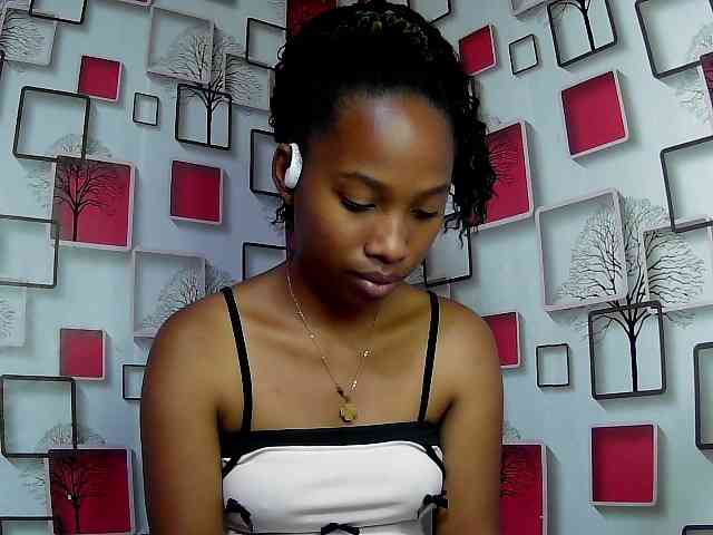 Larah00 webcam