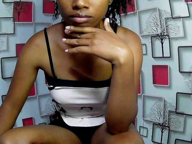 Larah00 webcam