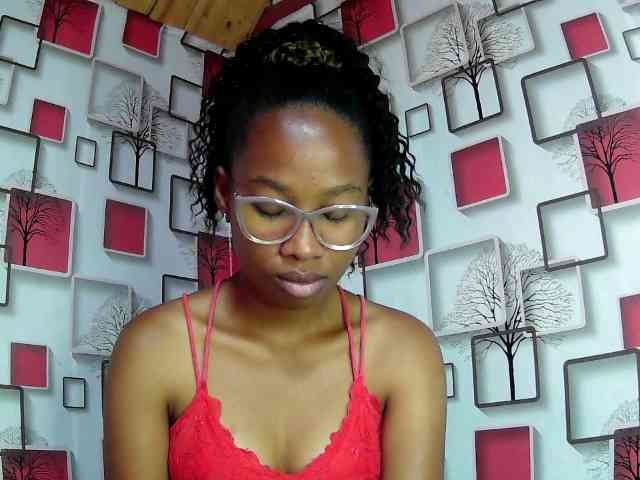 Larah00 webcam