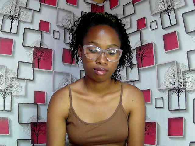 Larah00 webcam