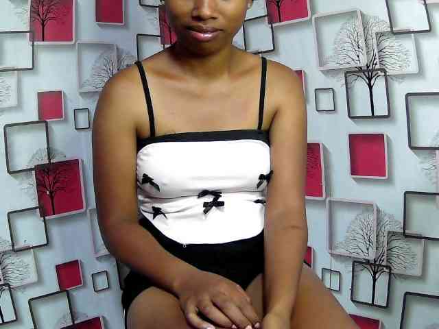 Larah00 webcam