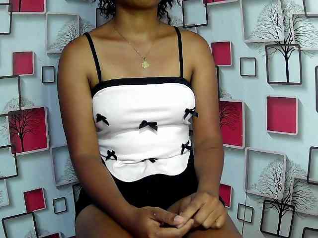 Larah00 webcam