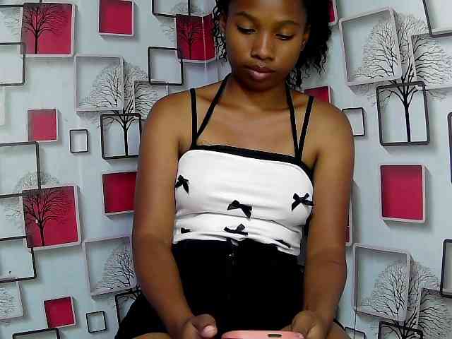 Larah00 webcam
