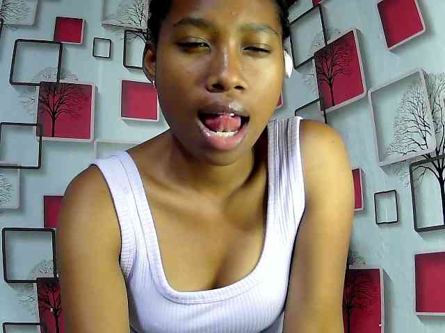 Larah00 webcam