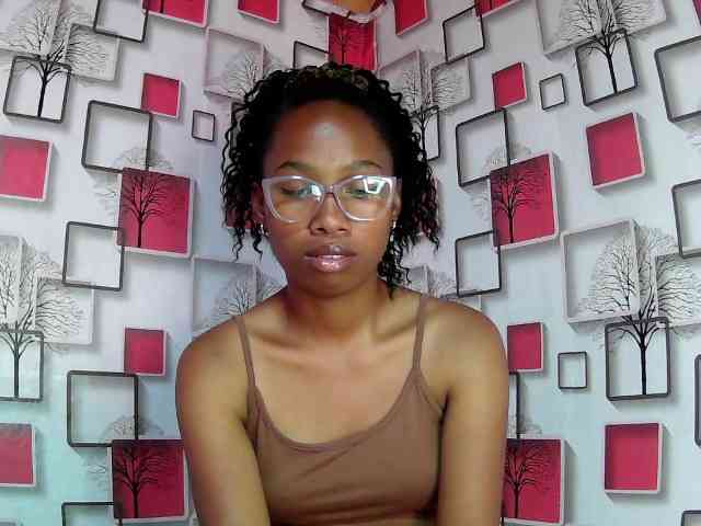 Larah00 webcam