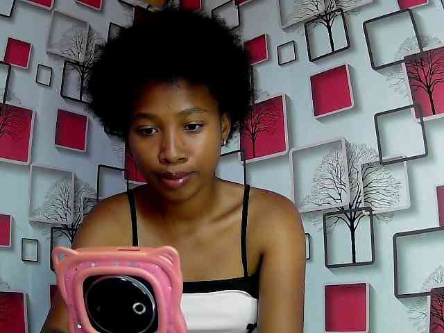 Larah00 webcam