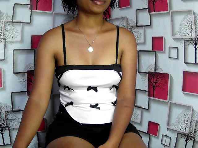 Larah00 webcam