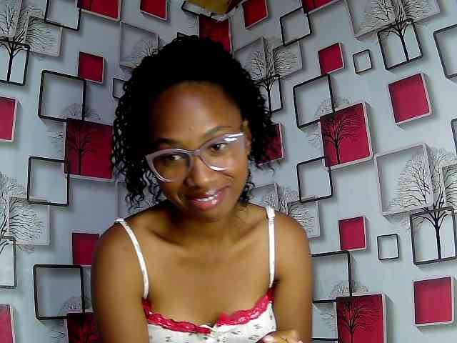 Larah00 webcam