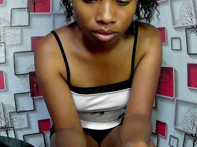 Larah00 webcam