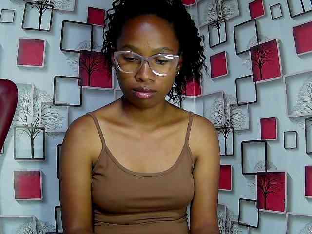 Larah00 webcam