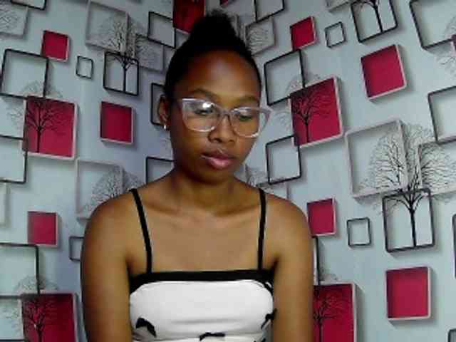Larah00 webcam
