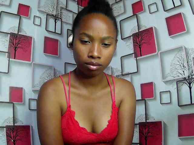 Larah00 webcam
