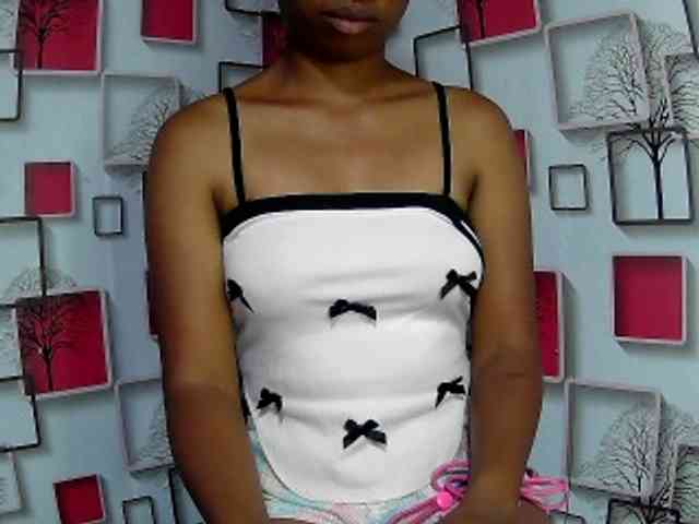 Larah00 webcam