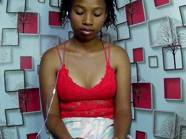 Larah00 webcam