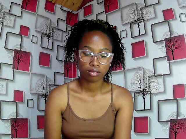 Larah00 webcam