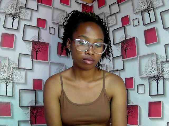 Larah00 webcam