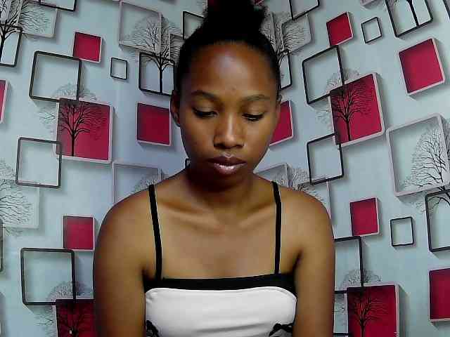 Larah00 webcam