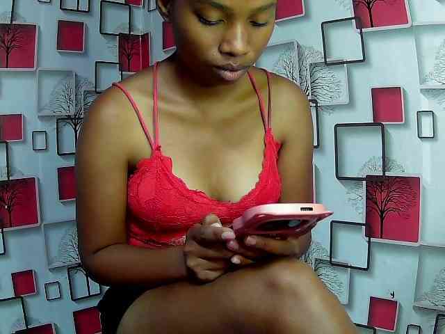 Larah00 webcam