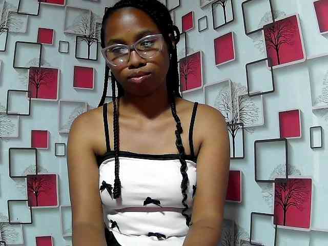 Larah00 webcam