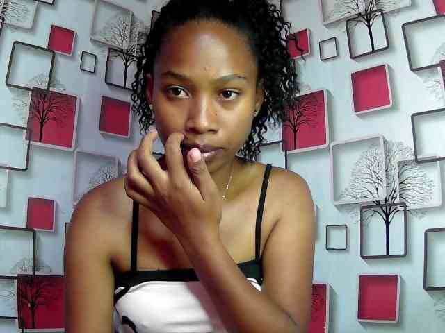 Larah00 webcam