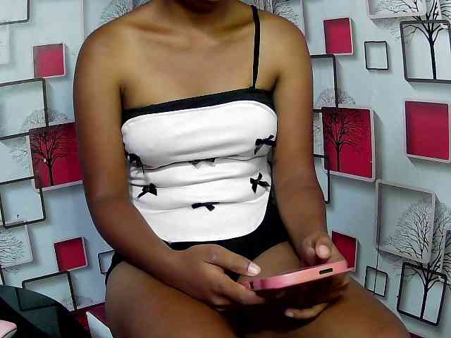 Larah00 webcam