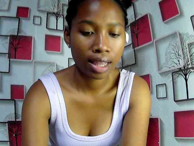 Larah00 webcam